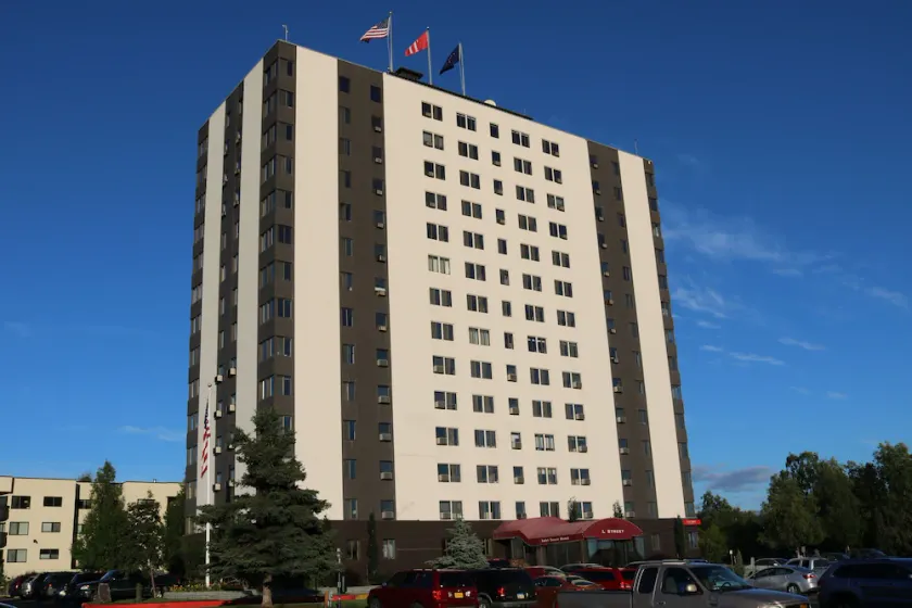 Inlet Tower Hotel and Suites - Image 1