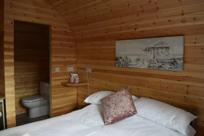 Impeccable1 Double bed Cabin in Poole With Hot Tub - Image 1
