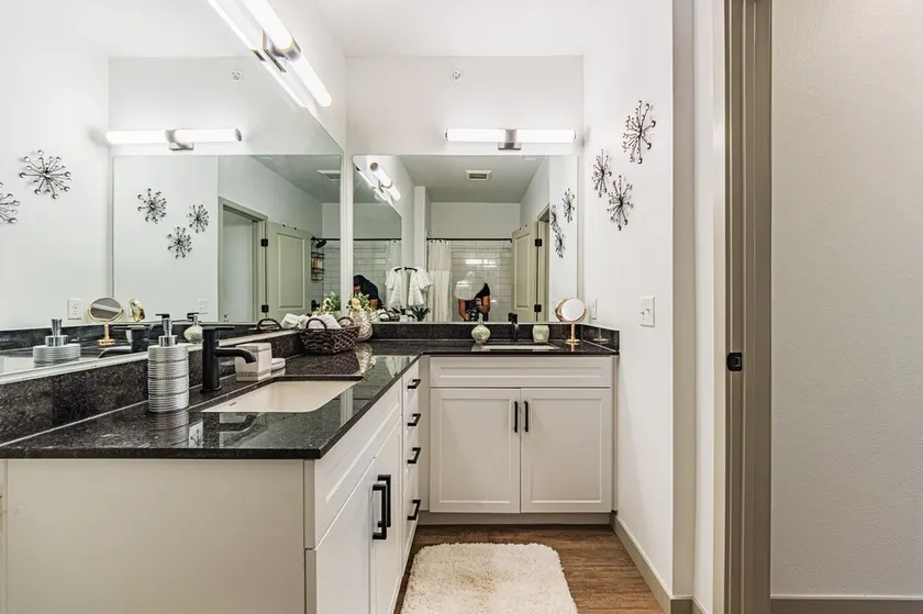 Beautiful chic modern one bedroom - Image 1
