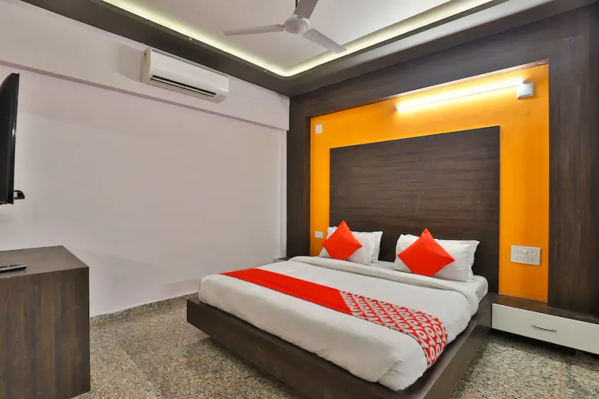 Hotel Ab Apple By OYO Rooms - Image 1