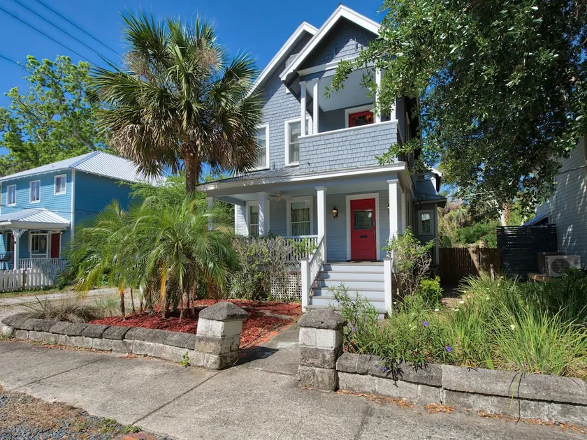 Victorian 3br W/ Deck & Balcony 3 Bedroom Home - Image 1