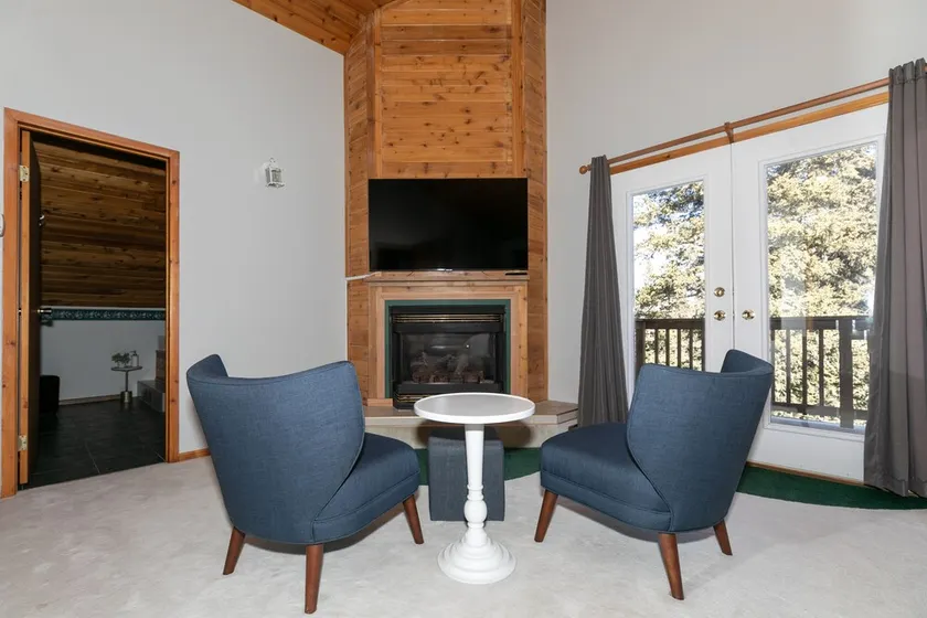 Dream 4-Br 4-Ba Chalet | Private Hot Tub | 2 min to Jasper National Park Gates - Image 1