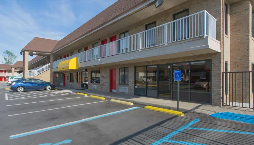Studios and Suites 4 Less Battlefield Boulevard - Image 1