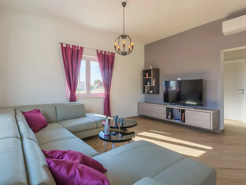 Stylish Villa With Pool and Fenced Garden,ideal for Relaxing Family Holidays - Image 1