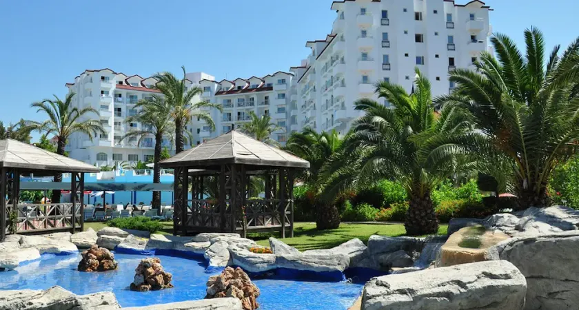 Serenis Hotel - Image 1