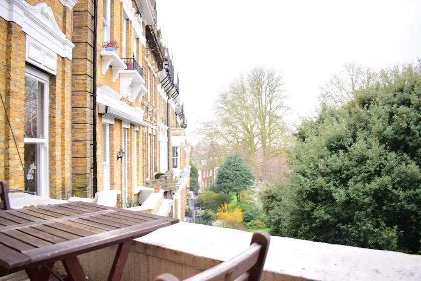 Kensington 2 Bedroom Flat With Balcony - Image 1