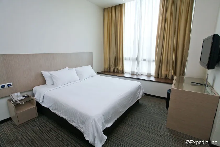 Aqueen Hotel Lavender - Image 1