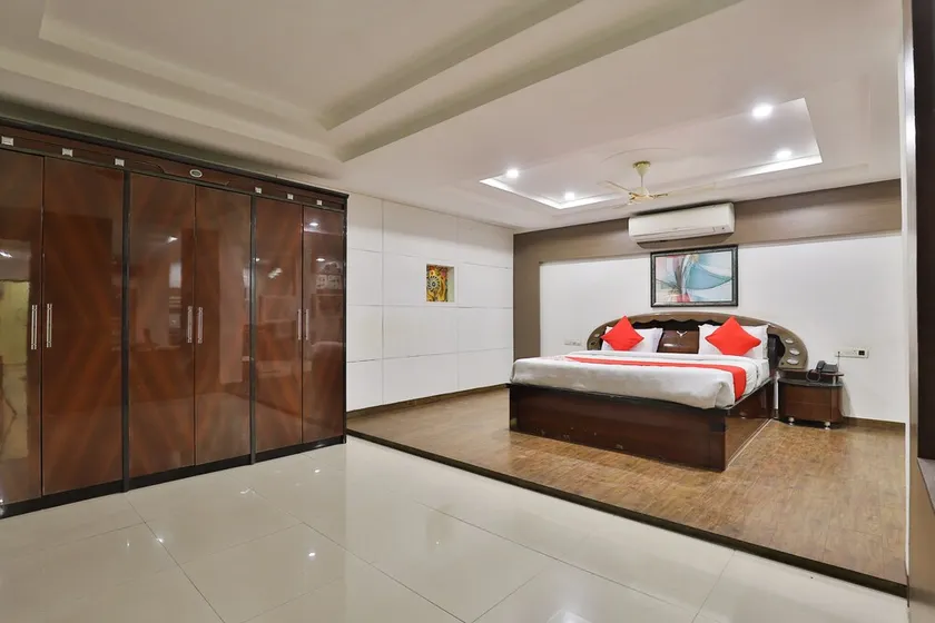 OYO 2494 Hotel Shree Plaza - Image 1