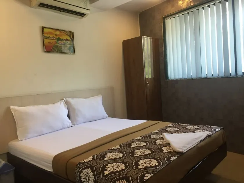 Port Hotel - Image 1