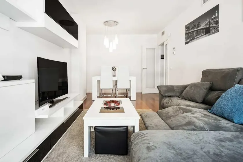 Modern 2bed Apt Sleeps 4 nr Retiro, 2mins to Metro - Image 1