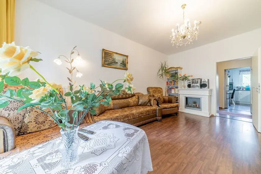 ID 6869 | Private Apartment - Image 1