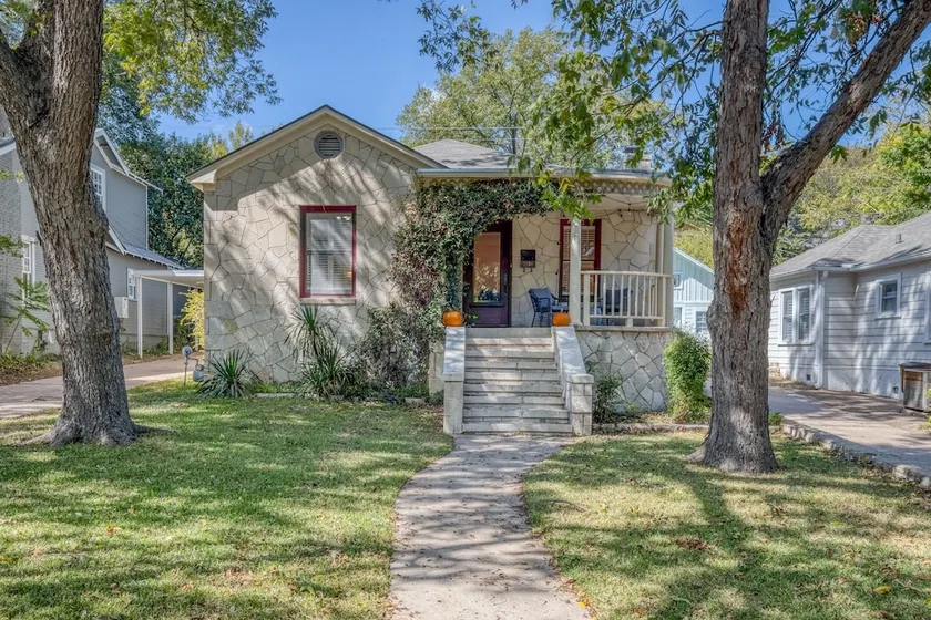 Charmer Close To Dt Austin- Large 4bd/3ba + Hottub 4 Bedroom Home - Image 1