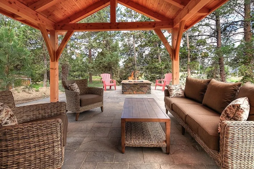 Lovely Bend W/ Private Patio & Firepit 3 Bedroom Home - Image 1