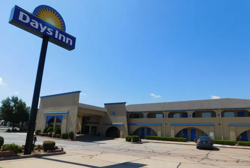 Days Inn by Wyndham Oklahoma City NW Expressway - Image 1
