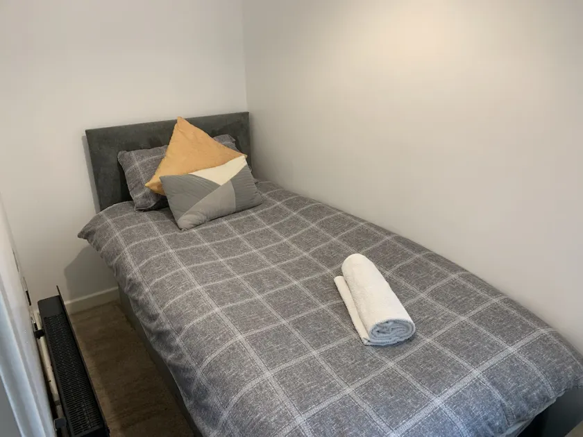 Stylish and Immaculate 2-bed Apartment in Leigh - Image 1