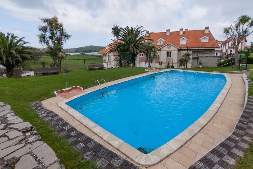 Excepcional chalet con vistas al mar - Image 1