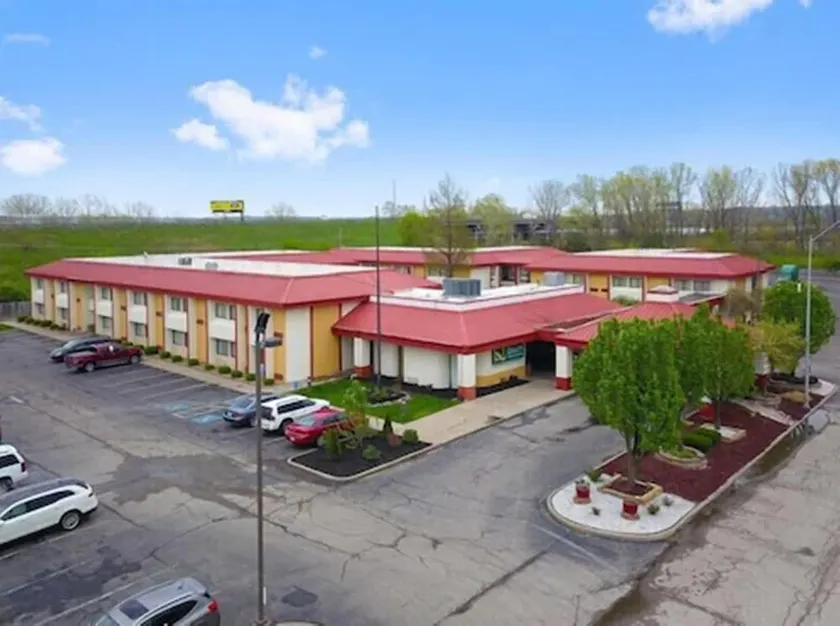 Quality Inn & Suites Kansas City I-435N Near Sports Complex - Image 1