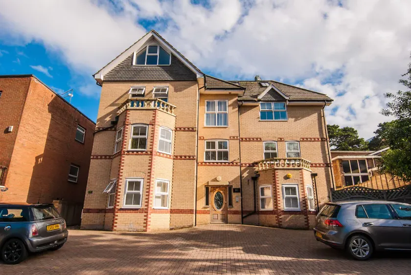 Manor Apartments - Image 1
