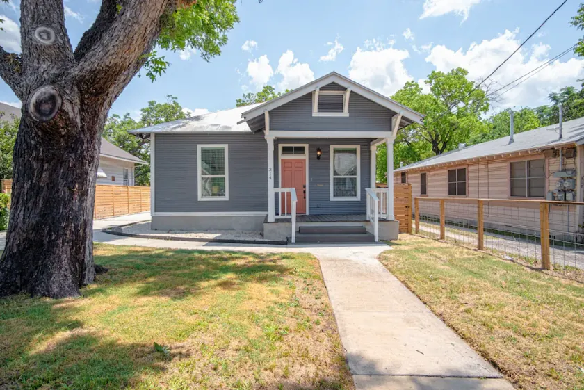 Comfy and Incredible Fenced 2BR 2 BA Near Downtown - Image 1