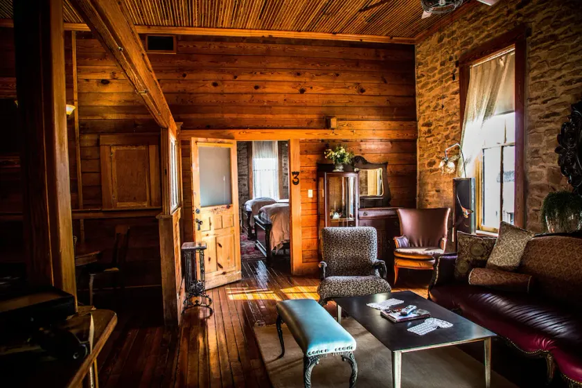 Hico Upstairs Inn - Image 1