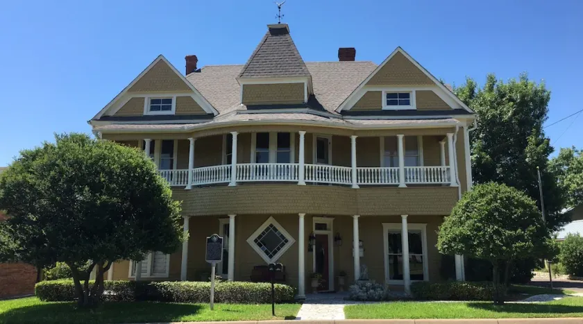 Captain's House on the Lake - Image 1