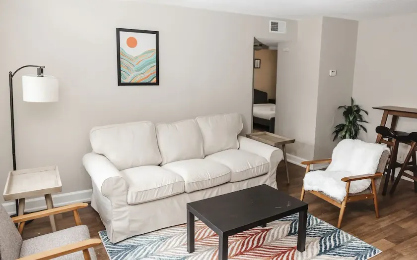 Comfortable 1BR APT With a 24-hour Fitness Center - Image 1