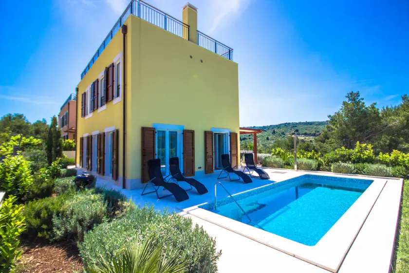 Sunny villa Yellow with pool for 8 - Image 1