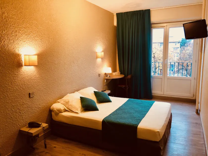 Firm Hotel - Image 1