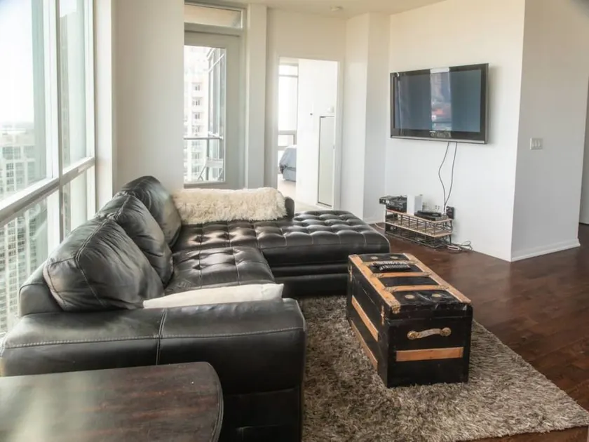 Modern 2 Bedroom Condo With CN Tower Views - Image 1