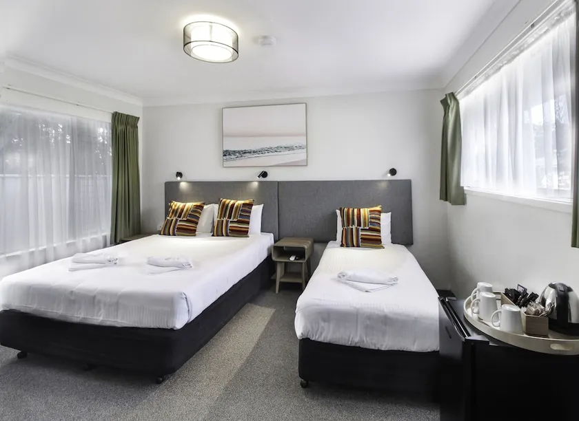 Batemans Bay Hotel - Image 1
