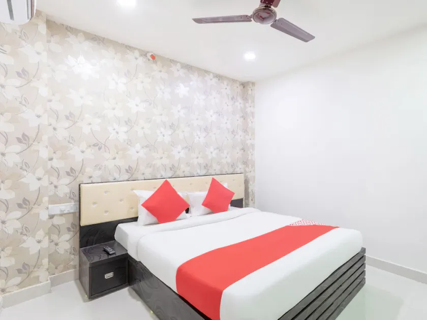 Hotel Cherry Wood by OYO Rooms - Image 1