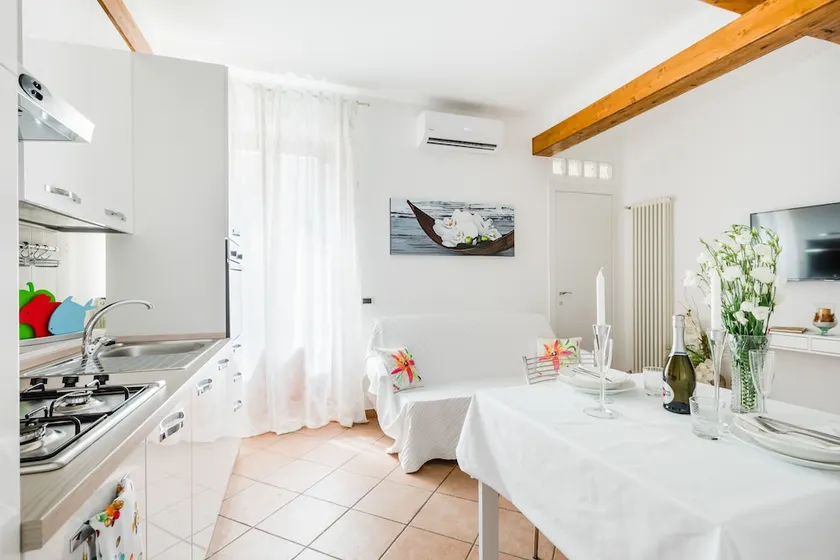 Florence Liona Apartments - Image 1