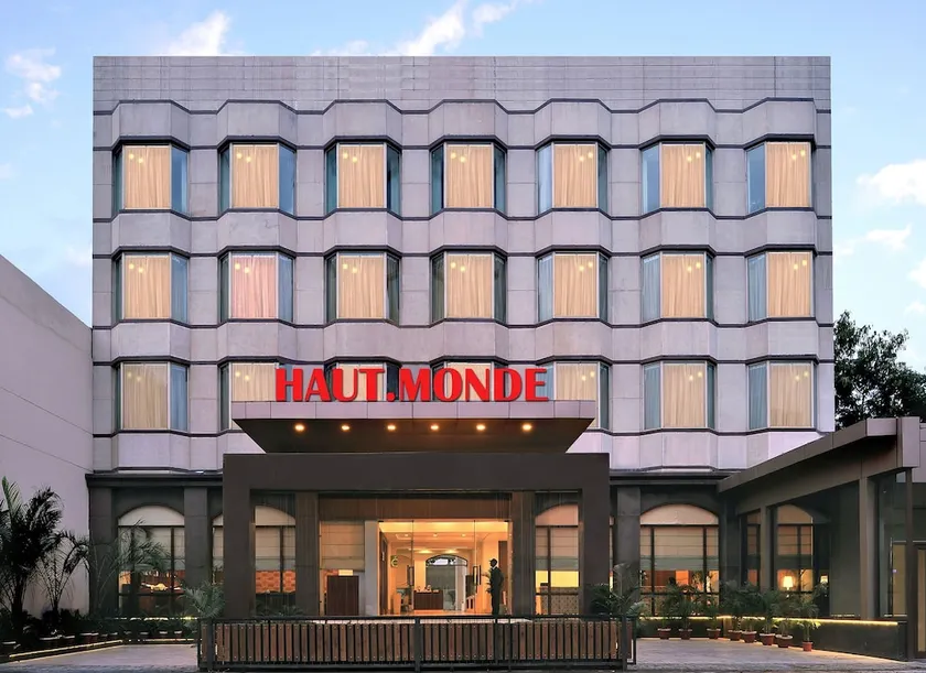 Hotel Haut Monde - Image 1