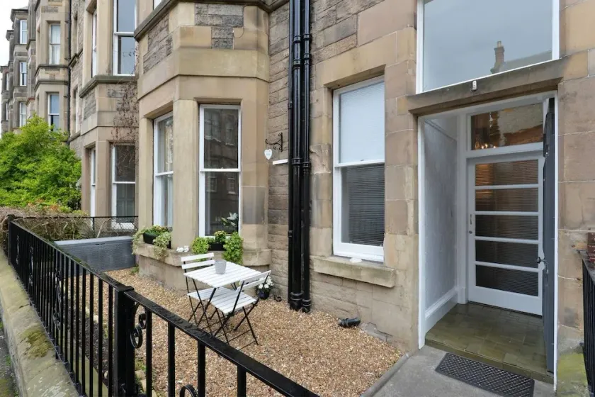Chic 2 Bedroom Apartment near Old Town - Image 1