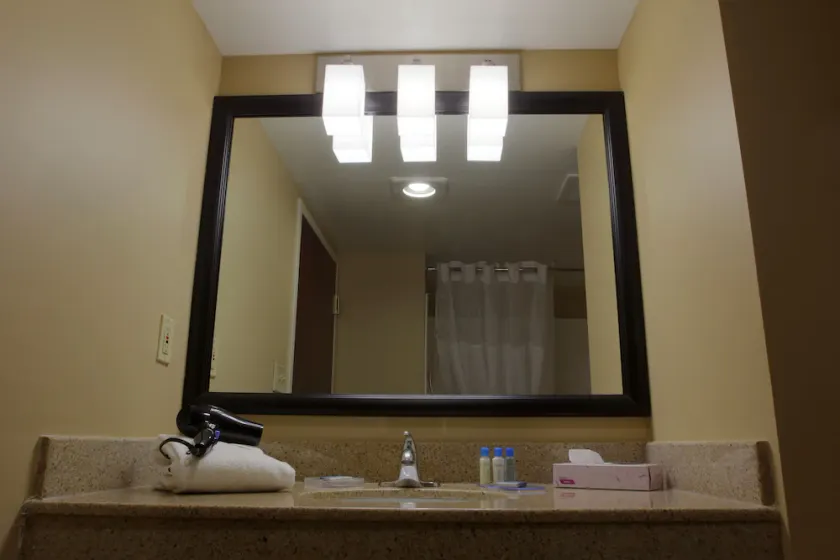 Best Western Plus Liverpool-Syracuse Inn & Suites - Image 1