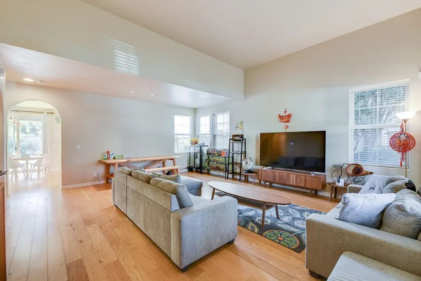 Spacious & Scenic 4br W/ Deskspace In Hayward 4 Bedroom Home by Redawning - Image 1