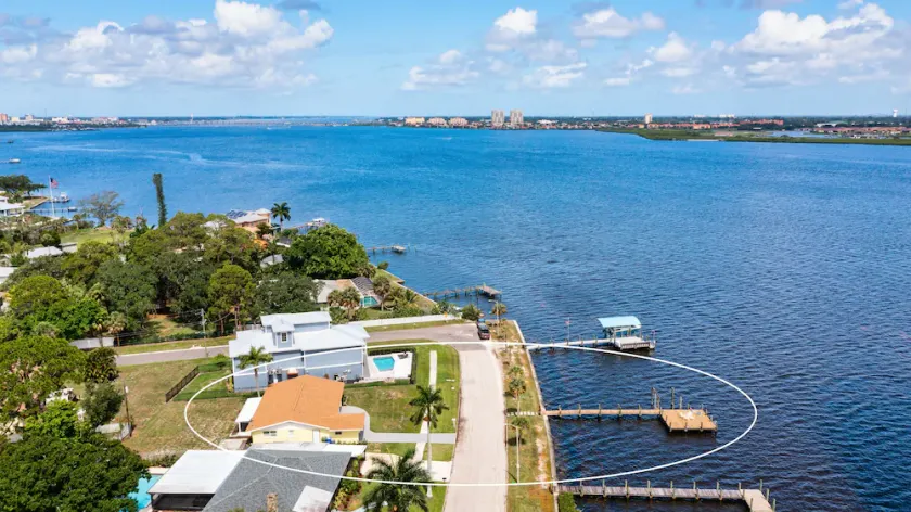 Sunshine On The River 3 Bedroom Waterfront Property 3 Home by Redawning - Image 1