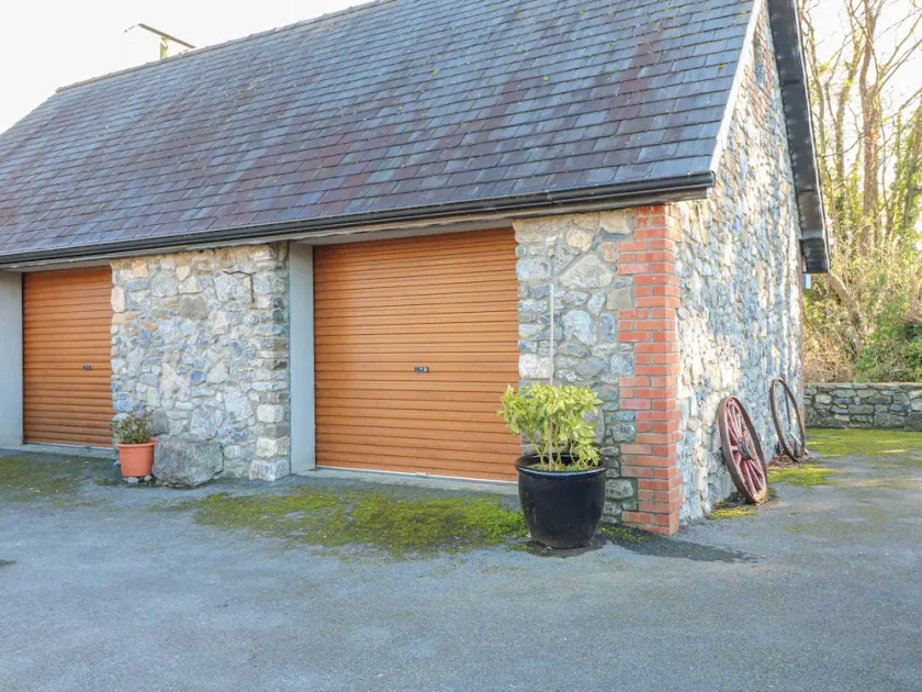 Stone Lodge - Image 1
