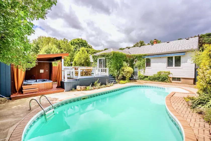 4BR Family Home - Sleeps 9 - w Private Pool Hot Tub - Image 1