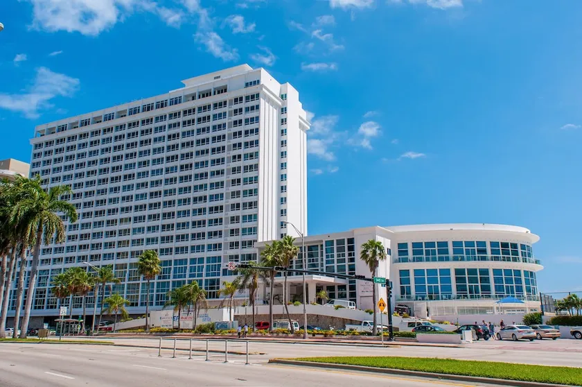 Castle Beach Club Apartments - Image 1