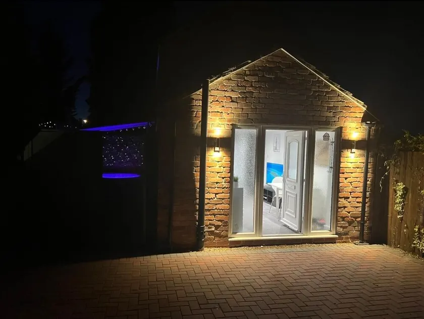 Jacuzzi Spa! Stunning Entire Guest House - Netflix - Image 1