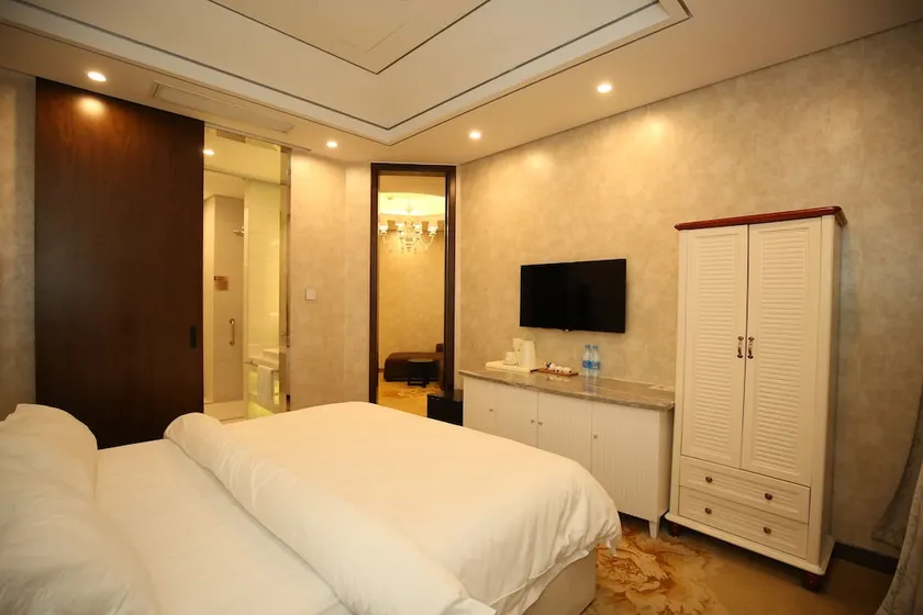 Crown Crystal Hotel - Image 1