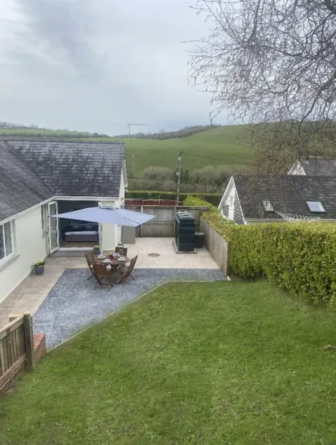 Beautiful 2 Bed Bungalow in Laugharne Situated - Image 1