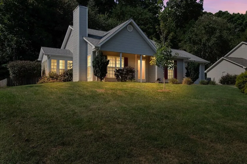 Peaceful Getaway In Greensboro 3 Bedroom Home by Redawning - Image 1