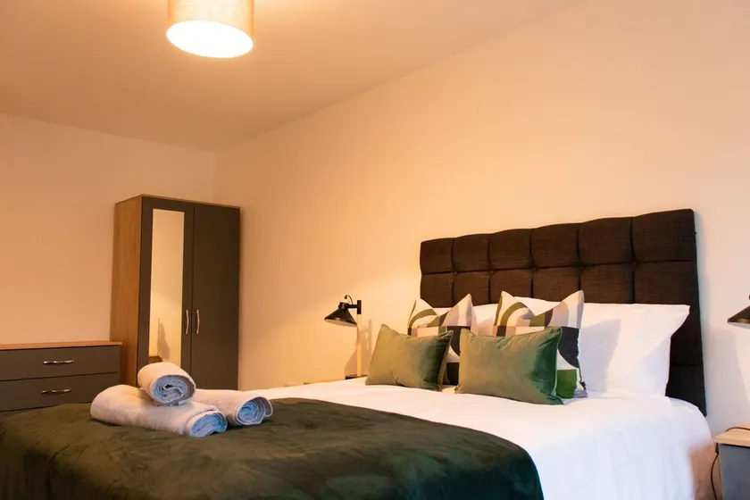 Livestay - 2 Bed Apartment Free Parking Heathrow - Image 1