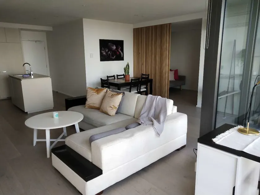 Stylish Apartment with Harbour Views - Image 1