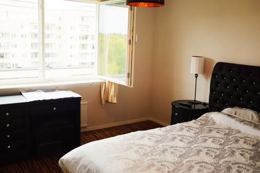 Central - 2 Bedroom Apartment - Image 1