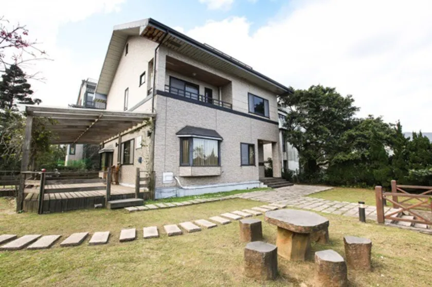 Celebrity Villa - Image 1