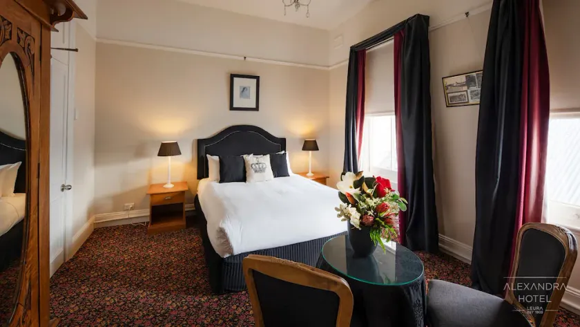Alexandra Hotel - Image 1