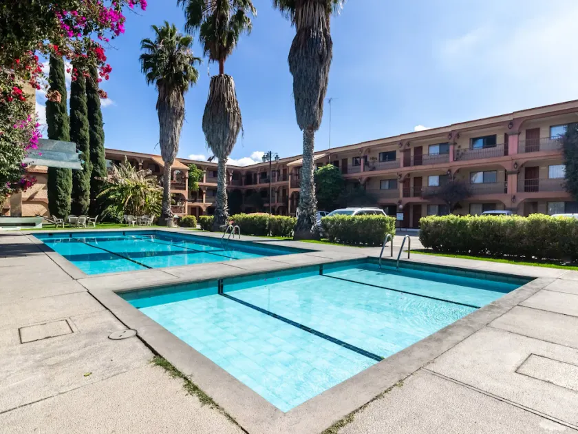 Hotel Mansion Los Arcos - Image 1